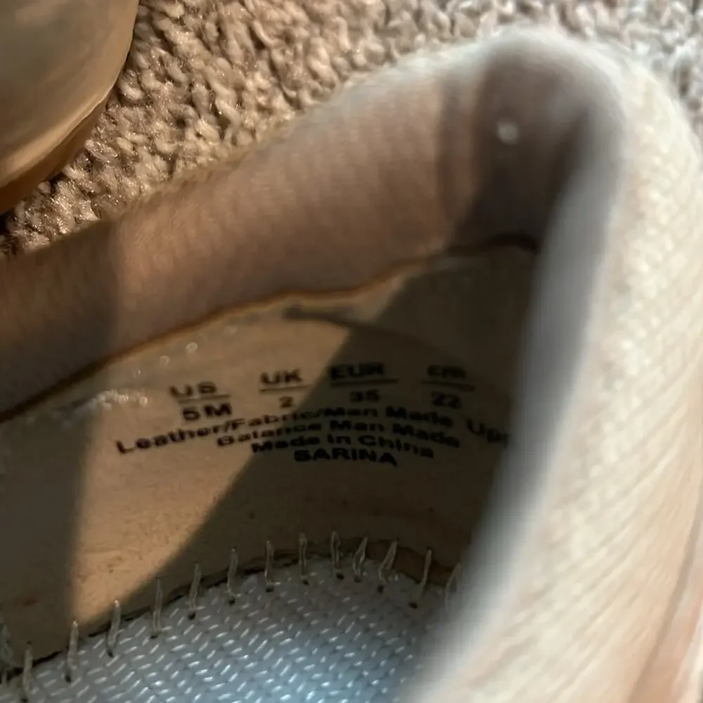 New Naturalizer Sarina beige tennis shoes sneakers Size 5‎ Gold -insole missing.